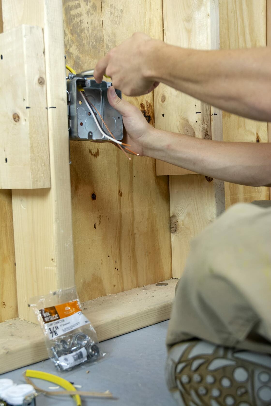 Halex � 1 Inch Non Metallic Clamp Connector � 05110B � 25 Per Pack � Silver