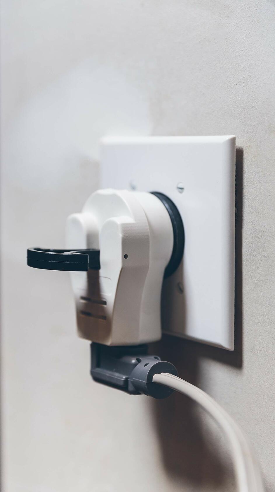 Southwire 9042SW8801 UL Listed Electrical Outlet Gas Range Adapter Converting A 250 Volt Receptacle for an Electrical Range to a 125 Volt Receptacle for A Gas Range